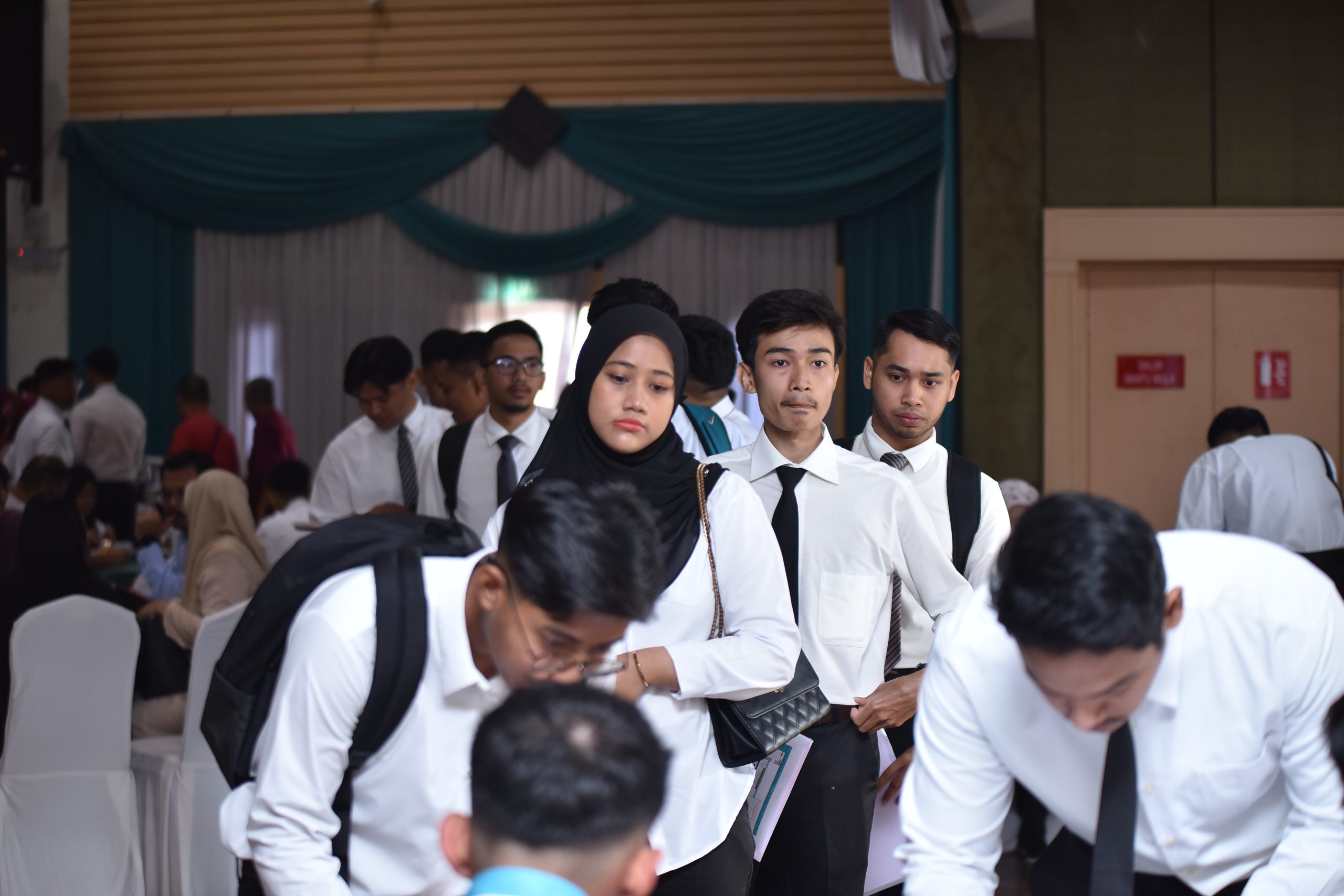 Students registering during the registration day.