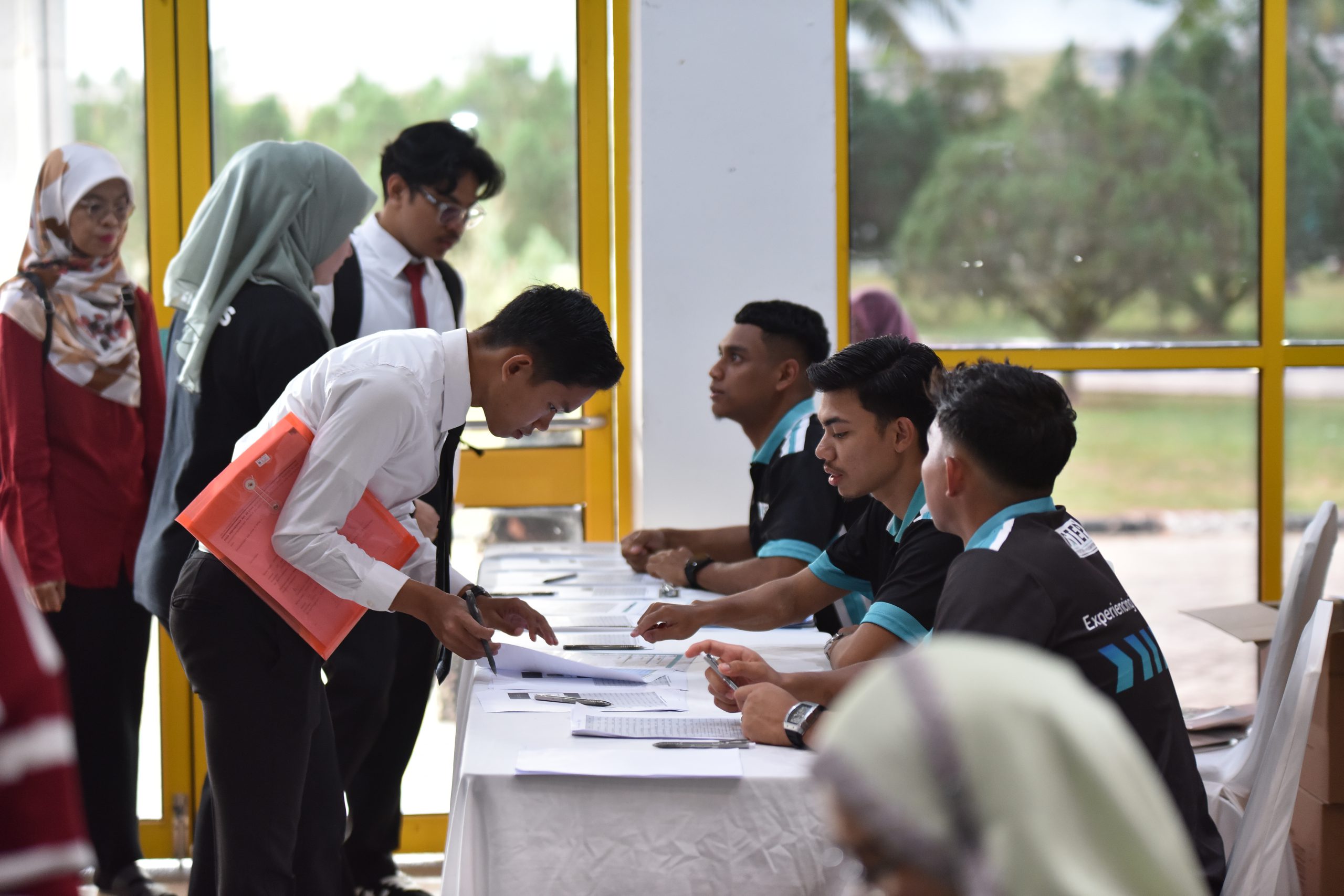 Students registering during the registration day.